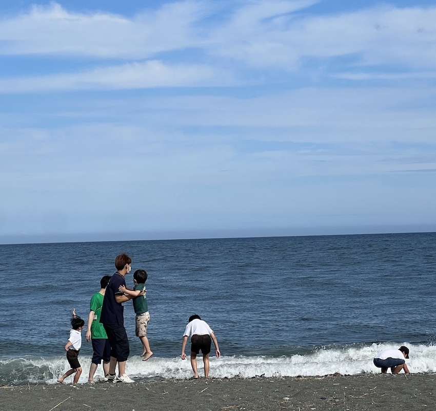 Well 海辺で遊ぶ子供たち