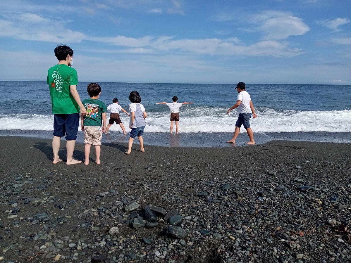 海辺で遊ぶ子どもたち