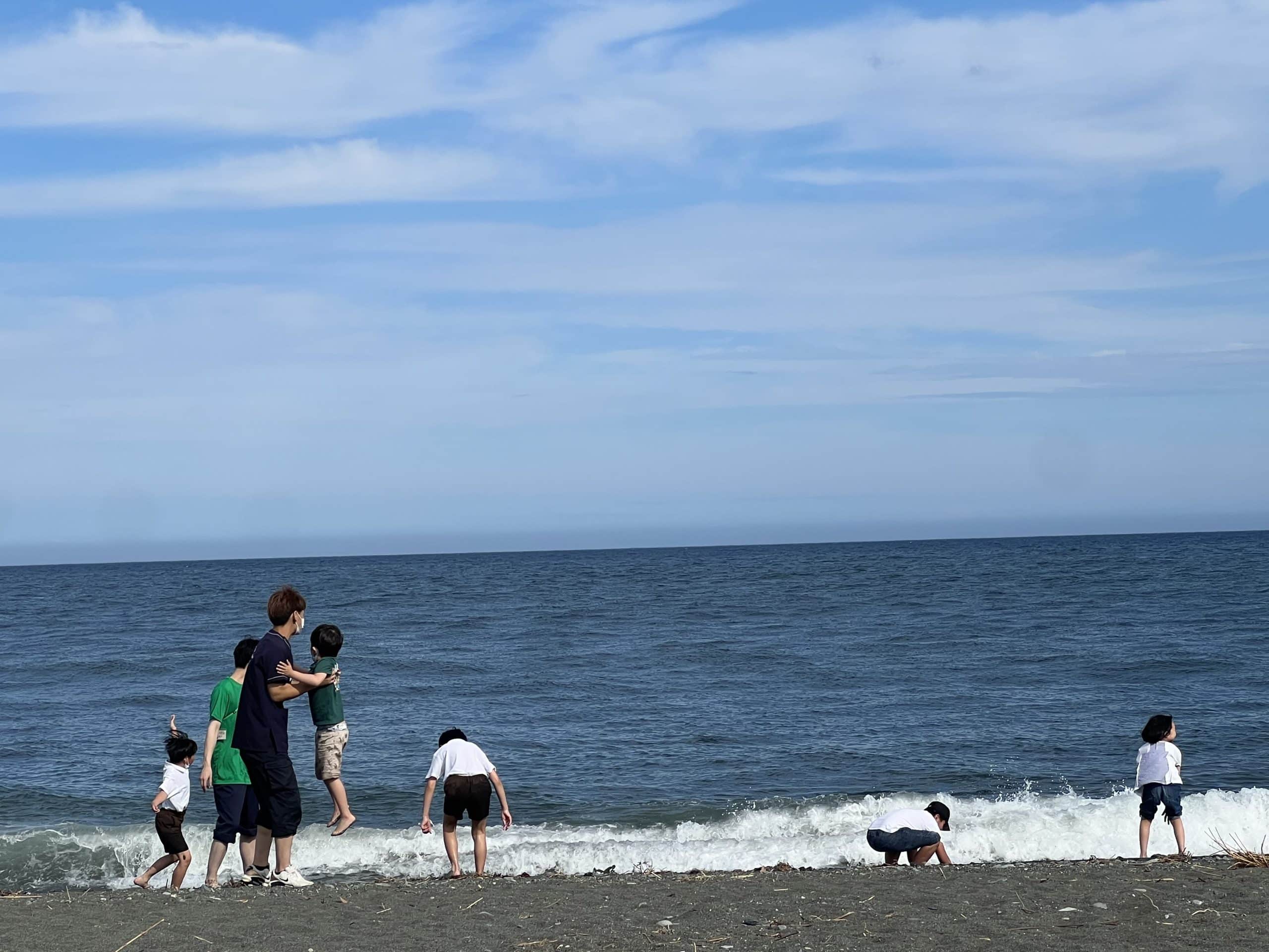海辺で遊ぶ子どもたち
